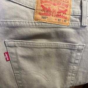 Levi Strauss & Co. 505™ jeans — W32 L32, neutral khaki/stone color.